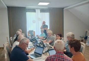 SENIORZY Z SIOŁKOWEJ ROZWIJAJĄ KOMPETENCJE CYFROWE